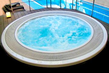 Cleaning of swimming pools with ozone